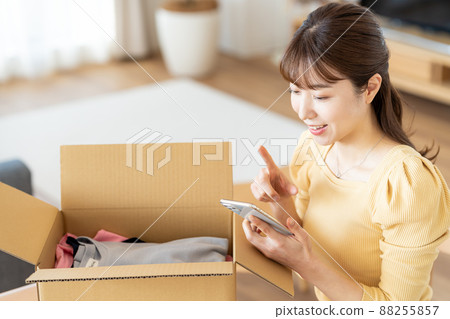 一個女人在客廳裡收拾紙板 88255857