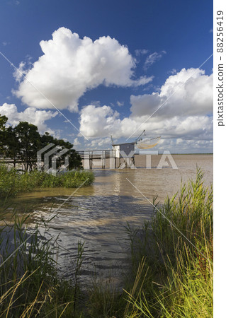 Traditional fishing hut on river Gironde, Bordeaux, Aquitaine, France Traditional fishing hut on river Gironde, Bordeaux, Aquitaine, France 88256419