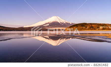 (山梨縣)清晨顛倒山中湖的絕景 (山梨縣)清晨顛倒山中湖的絕景 88261482