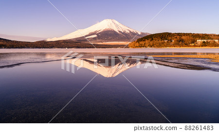 （山梨縣）清晨顛倒山中湖的絕景 88261483