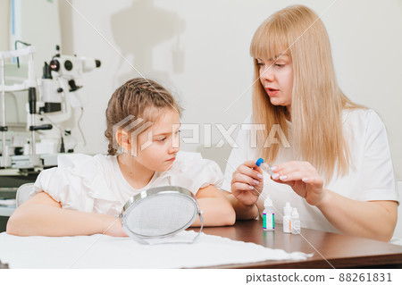 ophthalmologist explains to girl how to use night treatment contact lenses  88261831