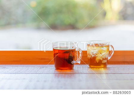 [日本] 東京，一個裝有熱茶和冰茶的玻璃杯，放在靠窗的櫃檯上 88263003