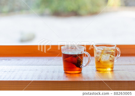 [日本] 東京一家咖啡館的木桌上放著一杯熱茶和冰茶。 88263005