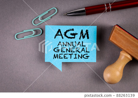 AGM Annual General Meeting. Blue speech bubble on a gray background 88263139