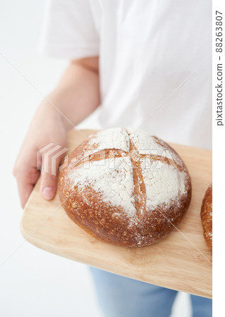 woman holding bread woman holding bread 88263807