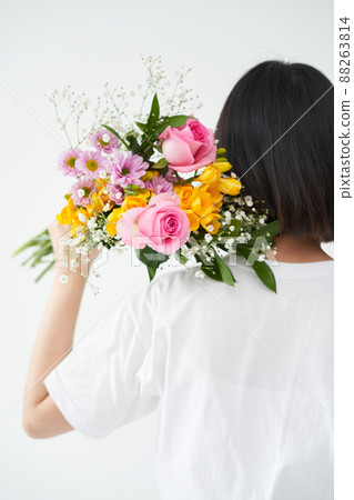 拿著花束的女人 88263814