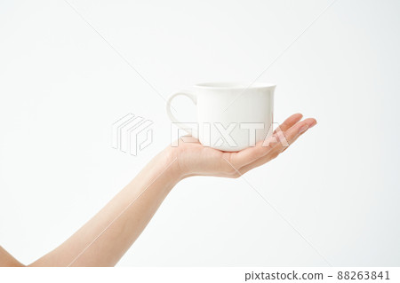 hand holding a cup 88263841