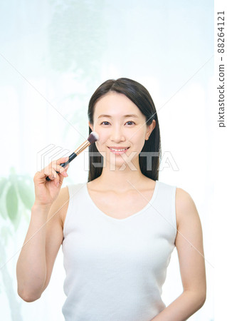 Makeup for a beautiful woman with a real face 88264121