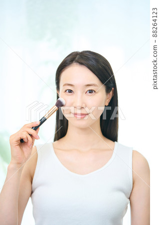Makeup for a beautiful woman with a real face Makeup for a beautiful woman with a real face 88264123