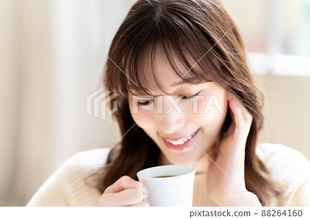 放鬆用咖啡的婦女 88264160
