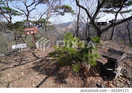 從桐生市菱町攀登千人岳登山路線。到達雷電山頂 從桐生市菱町攀登千人岳登山路線。到達雷電山頂 88264171