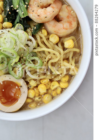 中粗麵條、配菜豐富的自製味噌拉麵 中粗麵條、配菜豐富的自製味噌拉麵 88264279