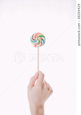 在白色背景前的棒棒糖 在白色背景前的棒棒糖 88264429