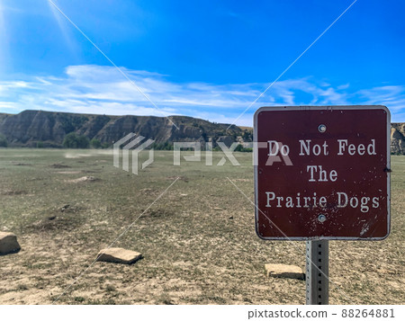 Sign posted in a Roosevelt National Park stating not to feed the prairie dogs. Sign posted in a Roosevelt National Park stating not to feed the prairie dogs. 88264881