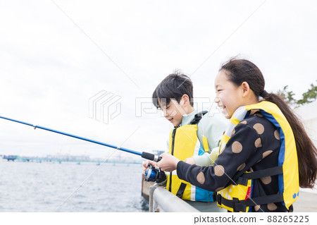 Children enjoying fishing 88265225