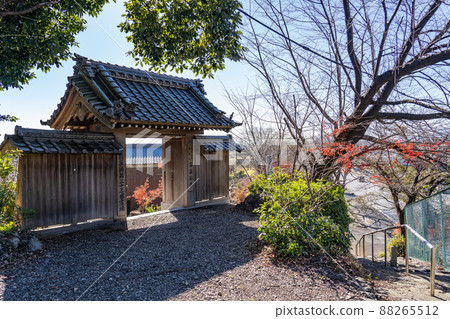 三重縣鈴鹿市秋季石藥師寺大門 三重縣鈴鹿市秋季石藥師寺大門 88265512