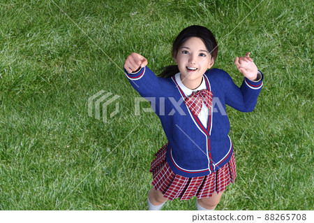 站在學校操場的草坪上，用力舉起手的女高中生。 3D 插圖 3D 渲染 88265708