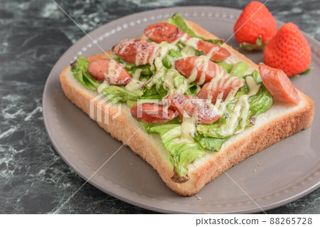 Spring cabbage and sausage toast Spring cabbage and sausage toast 88265728