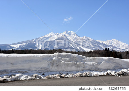 從除雪路上看到的妙高山 從除雪路上看到的妙高山 88265763