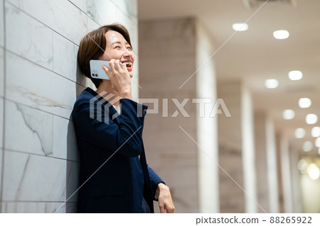 拜訪智能手機的女商人 88265922