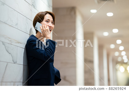 Business woman calling on a smartphone Business woman calling on a smartphone 88265924