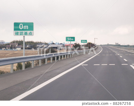 Highway inter-vehicle distance confirmation, rear-end collision prevention, accident prevention sign, 100m confirmation base point 88267258