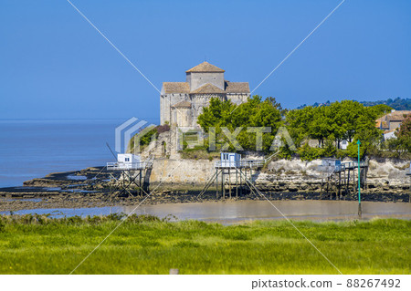Talmont sur gironde, Nouvelle Aquitaine, church sainte radegonde in mediaeval city, France Talmont sur gironde, Nouvelle Aquitaine, church sainte radegonde in mediaeval city, France 88267492