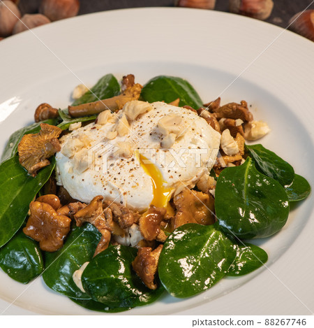 Recipe for poached egg with black tea cut with a knife, warm salad of chanterelles Recipe for poached egg with black tea cut with a knife, warm salad of chanterelles 88267746
