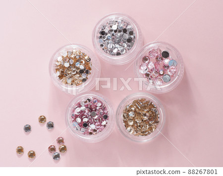 Rhinestone in a small container Rhinestone in a small container 88267801