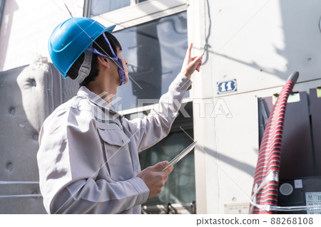 房子和頭盔商人檢查指向 房子和頭盔商人檢查指向 88268108