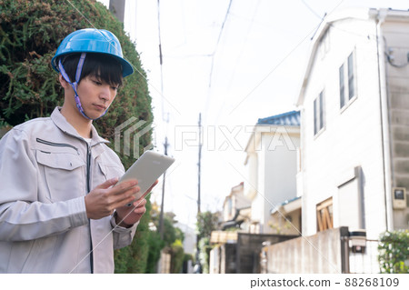 帶房子和平板電腦的頭盔商人 88268109