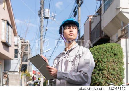 Residential and helmet businessmen 88268112