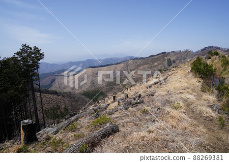 Climb the Senningatake mountain climbing course from Hishimachi, Kiryu city. Aim for the Senningatake branch along the ridge from the Shiraha Pass Climb the Senningatake mountain climbing course from Hishimachi, Kiryu city. Aim for the Senningatake branch along the ridge from the Shiraha Pass 88269381