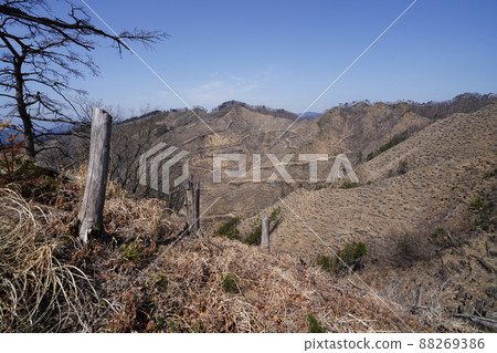 Climb the Senningatake mountain climbing course from Hishimachi, Kiryu city. See the mountains on the right bank of the Kurokawa from the ridge from the Shiraha Pass Climb the Senningatake mountain climbing course from Hishimachi, Kiryu city. See the mountains on the right bank of the Kurokawa from the ridge from the Shiraha Pass 88269386