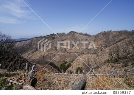 Climb the Senningatake mountain climbing course from Hishimachi, Kiryu city. See the mountains on the right bank of the Kurokawa from the ridge from the Shiraha Pass Climb the Senningatake mountain climbing course from Hishimachi, Kiryu city. See the mountains on the right bank of the Kurokawa from the ridge from the Shiraha Pass 88269387