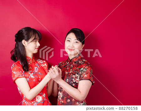 母親節母親節的肖像,深紅色的背景,以及應用的母親節和同情的主題。 母親節母親節的肖像,深紅色的背景,以及應用的母親節和同情的主題。 88270158