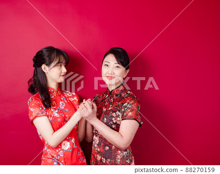 母親節母親節的肖像,深紅色的背景,以及應用的母親節和同情的主題。 母親節母親節的肖像,深紅色的背景,以及應用的母親節和同情的主題。 88270159