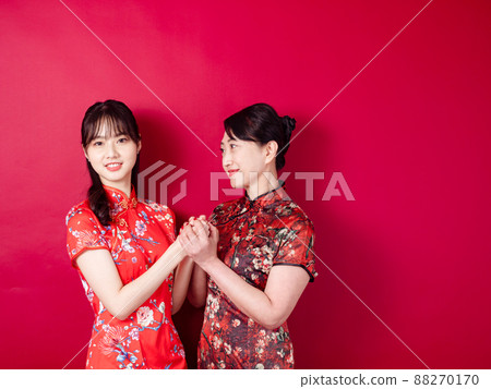 母親節母親節的肖像,深紅色的背景,以及應用的母親節和同情的主題。 母親節母親節的肖像,深紅色的背景,以及應用的母親節和同情的主題。 88270170