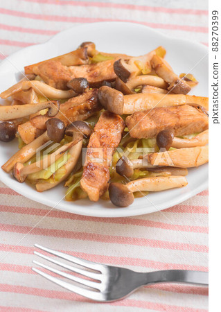 Stir-fried pork and mushrooms 88270399