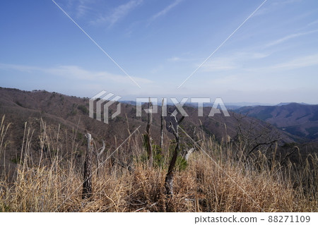 Climb the Senningatake mountain climbing course from Hishimachi, Kiryu city. From the summit of Arakurayama, you can see the summit of Senningatake and the ridges that extend to the east. Climb the Senningatake mountain climbing course from Hishimachi, Kiryu city. From the summit of Arakurayama, you can see the summit of Senningatake and the ridges that extend to the east. 88271109