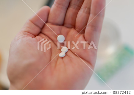 Take medicine (tablets) 88272412