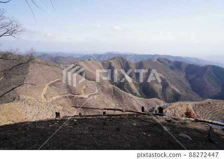 Senningatake mountain climbing course from Hishimachi, Kiryu city. Go to the ridge on the right bank of Kurokawa. See the ridge on the left bank of Kurokawa from the middle of the ridge 88272447