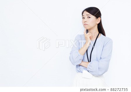 一個三十多歲的女商人擔心 88272735