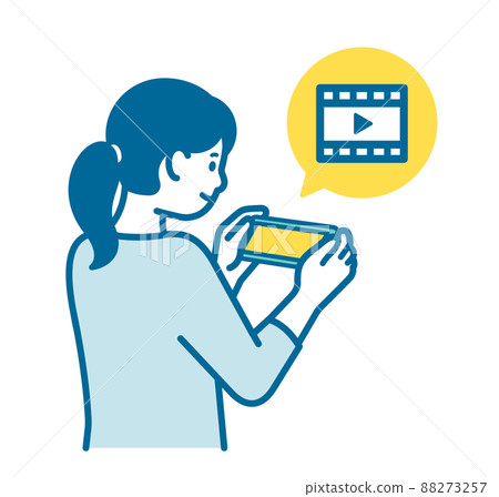 一位女士在智能手機上觀看視頻 88273257