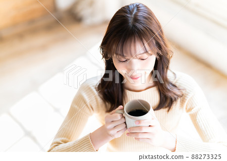 放鬆用咖啡的婦女 放鬆用咖啡的婦女 88273325