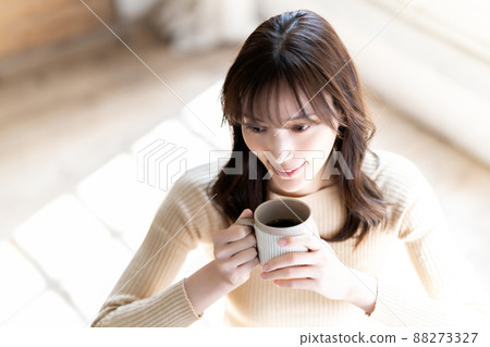 放鬆用咖啡的婦女 放鬆用咖啡的婦女 88273327