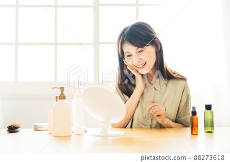 Middle-aged women who touch their skin (smiles) Middle-aged women who touch their skin (smiles) 88273618