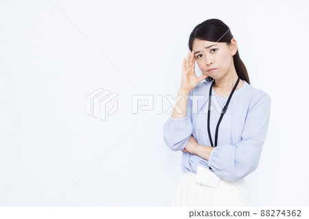 A business woman in her thirties who is worried A business woman in her thirties who is worried 88274362