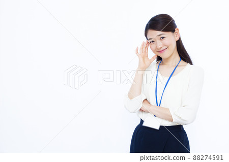 一個三十多歲的女商人笑著思考 88274591
