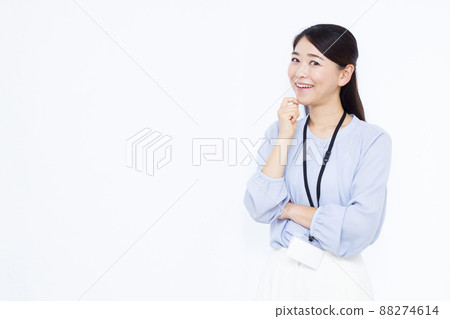 一個三十多歲的女商人笑著思考 88274614